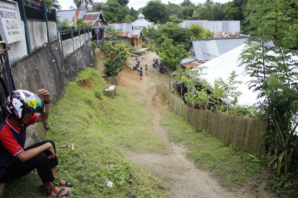 Kondisi jalan yg menanjak..tdk menyurutkan siswa mi balangpangi untuk menuntut ilmu
