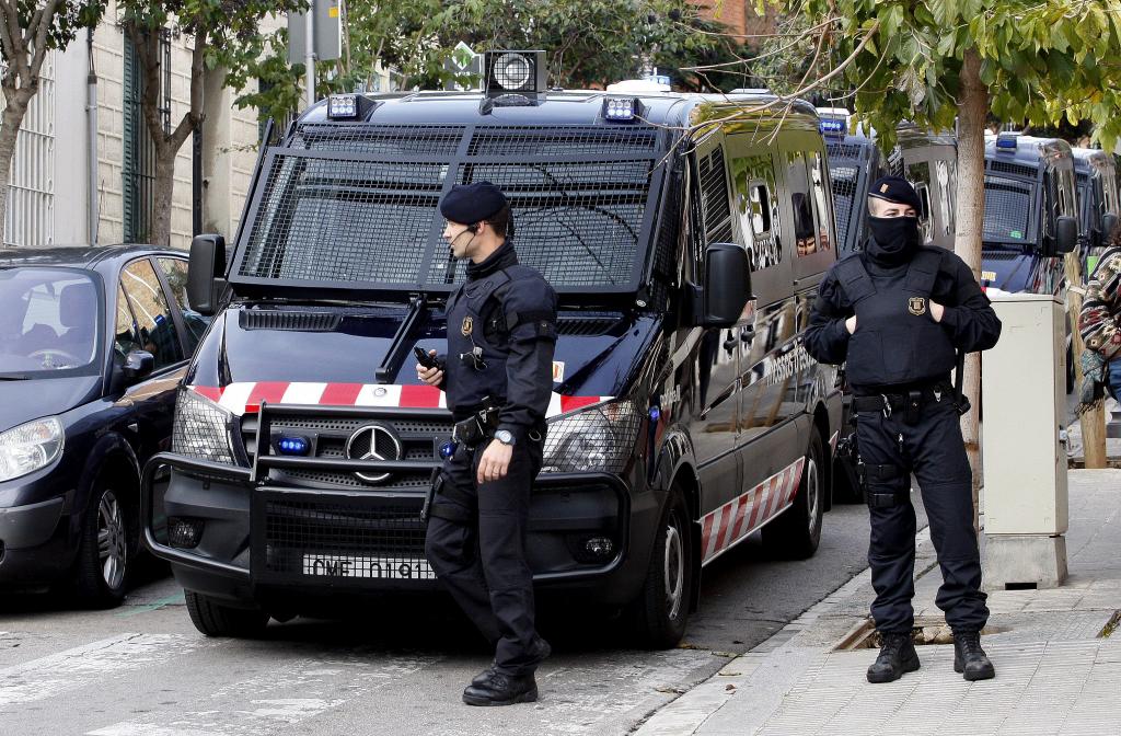 elmundoes's tweet photo. Los 'okupas' vuelven a entrar al 'banco expropiado' de Barcelona https://t.co/I3Wwc5fLDZ https://t.co/QRKhaunCRY