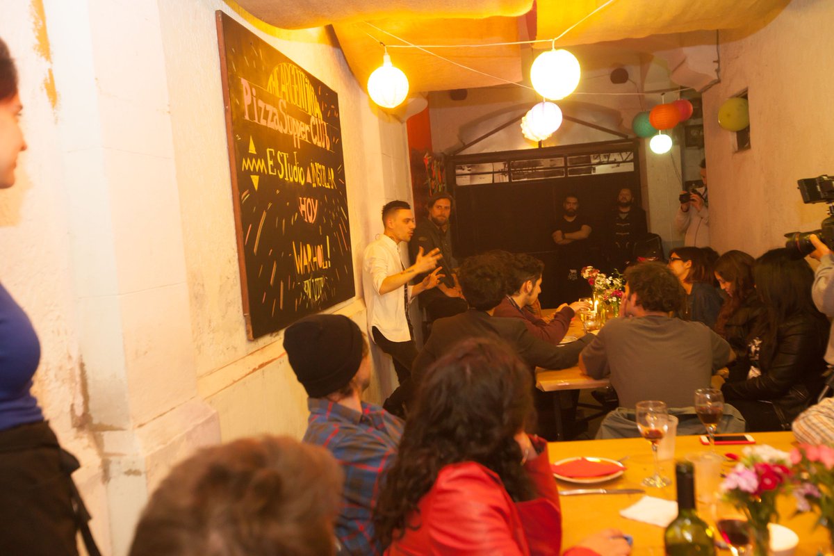 pizzasupperclub's tweet photo. Una cena secreta. Un chef que canta sus canciones con su banda. Una mesa que comparten los comensales.

Miércoles 7/12 última Jueves Feriado https://t.co/sxnbuKMib5