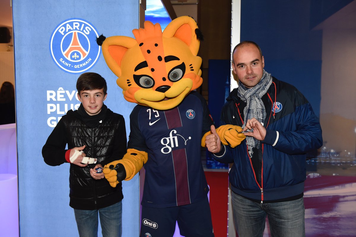 psghand's tweet photo. Toujours important d'arriver à l'heure pour un choc d'@ehfcl face au @mkbveszpremkc #PSGVES https://t.co/xJfB5AaBCg