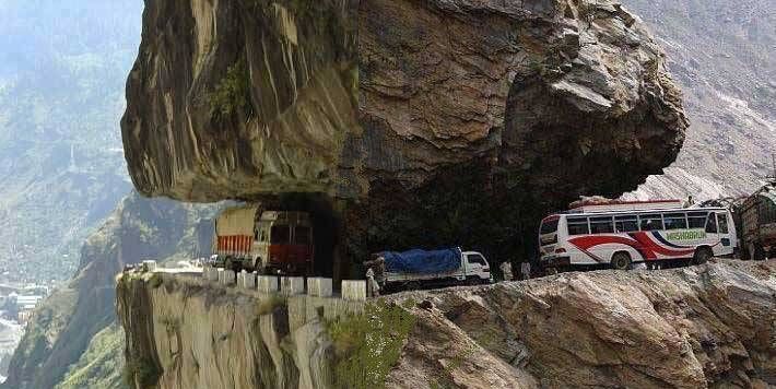 FactsofIndus's tweet photo. It needs amazing driving skill. #IndianRoads https://t.co/Rw8ljzOQ4x