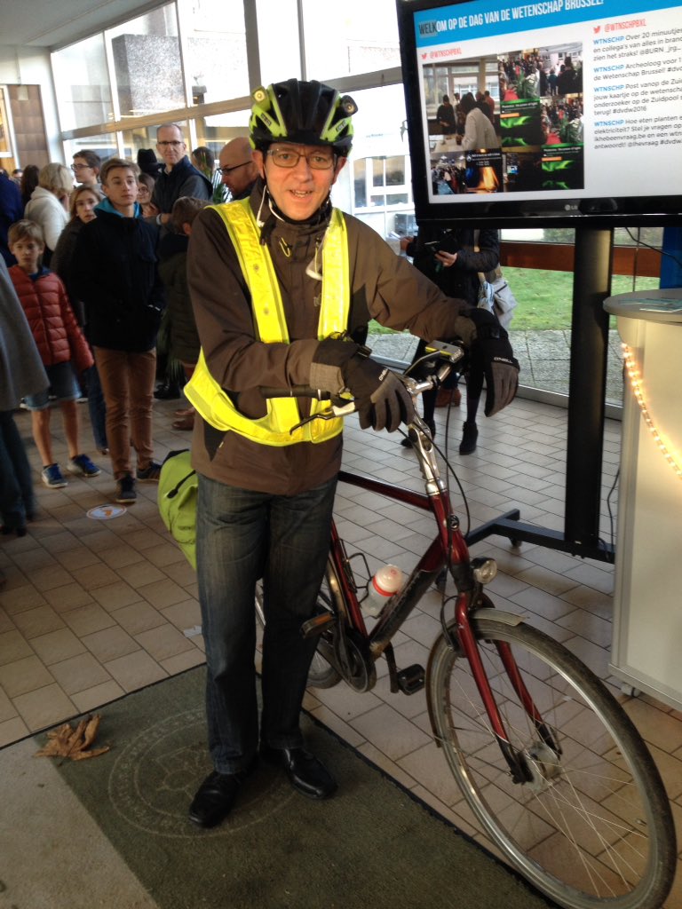 WtnschpBXL's tweet photo. Weerman @frankdeboosere is inmiddels ook gearriveerd - per fiets natuurlijk - en vertelt straks alles over het klimaat! #dvdw2016 https://t.co/jypNT3McMC