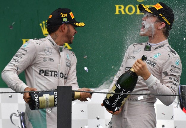 News24Motoring's tweet photo. What a race! @LewisHamilton wins Abu Dhabi GP, @nico_rosberg takes his first title! https://t.co/2PWK3nzt9Y https://t.co/vbEvVGAmQk
