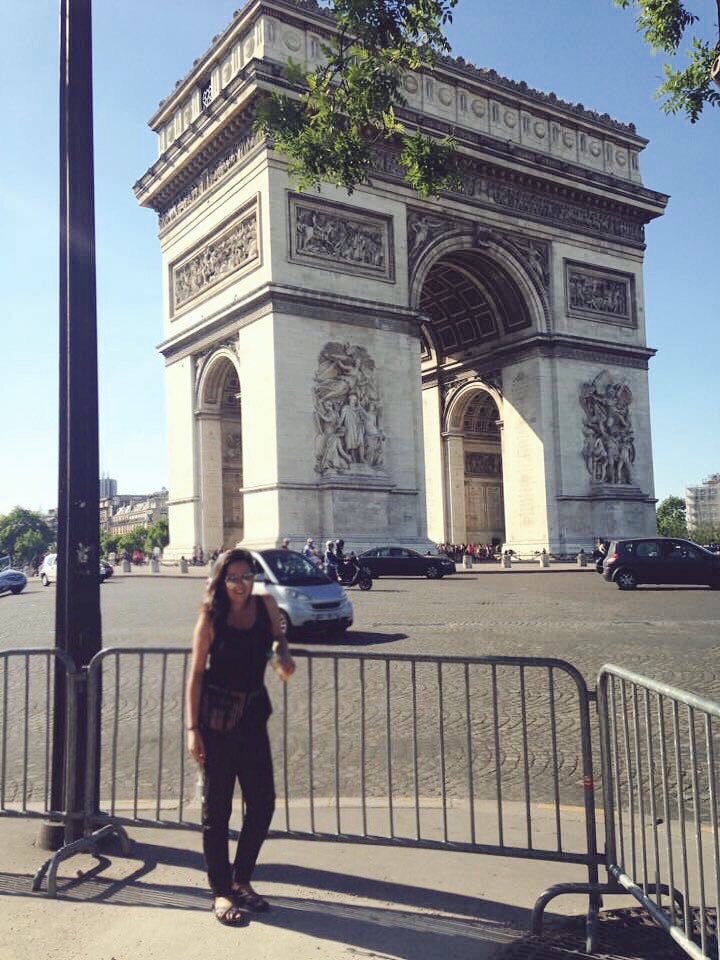 C_Tweetsx's tweet image. This picture screams &quot;Whilst travelling Europe, I was so determined to make a fanny pack... &apos;cool&apos;&quot;😂🙈📸🌍🎒@kirstiehanc #BackpackEssentials