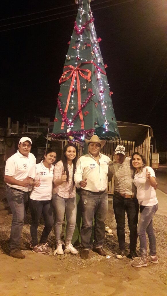 CREOLosRios's tweet photo. Inauguración del Arbolito de Navidad en la cdla.lucha obrera del Cantón Babahoyo, realizada por Jonathan Carbo , candidato a la Asamblea https://t.co/3zo1Df4Ics