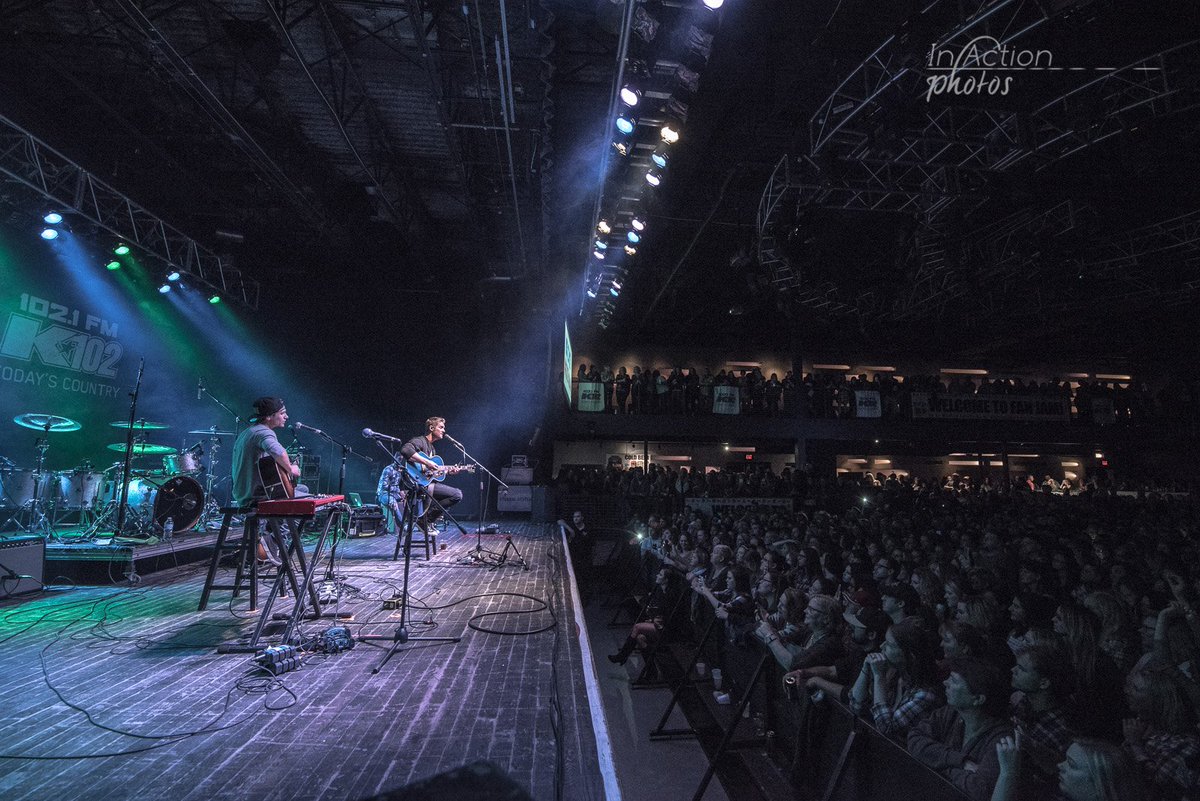 BrettYoungsFans's tweet photo. Huge Congratulations to @BrettYoungMusic with his first #1 single "Sleep Without You"📷 @InActionPhotos https://t.co/Y3vq4wKq7L