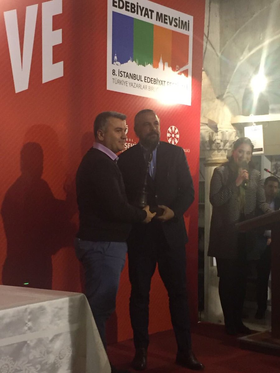 Dün Türkiye Yazarlar Birliğinin (ist) jüri özel Ödülünü aldım . Veren jüriye ve sizlerin değerli katkılarınıza çok teşekkür ederim .