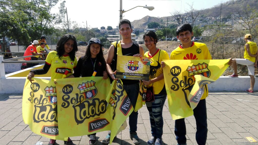 RadioRumbaEc's tweet photo. La alegría se les desborda a los hinchas que ya están listos para el encuentro #selfierumbero #ClasicoDelAstillero https://t.co/zdH1wsDtw5