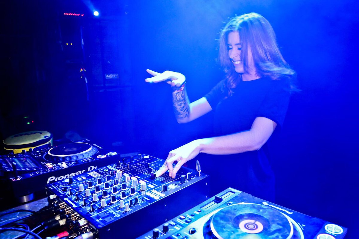 Ayer me lo pasé genial en <a href="/BullshitBilbao/">Bullshit Club Bilbao</a> 👊🏼💛👊🏼 gracias a toda la gente que vino a disfrutar de la noche con @lasteapartydjs y @maibor91