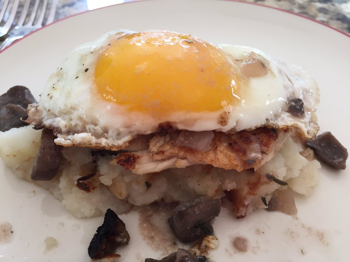 FitFoodFun's tweet image. There are so many fun things you can make with #thanksgivingleftovers like "Eggs Benedict". Made with mashed potatoes, turkey, &amp;amp; gravy.