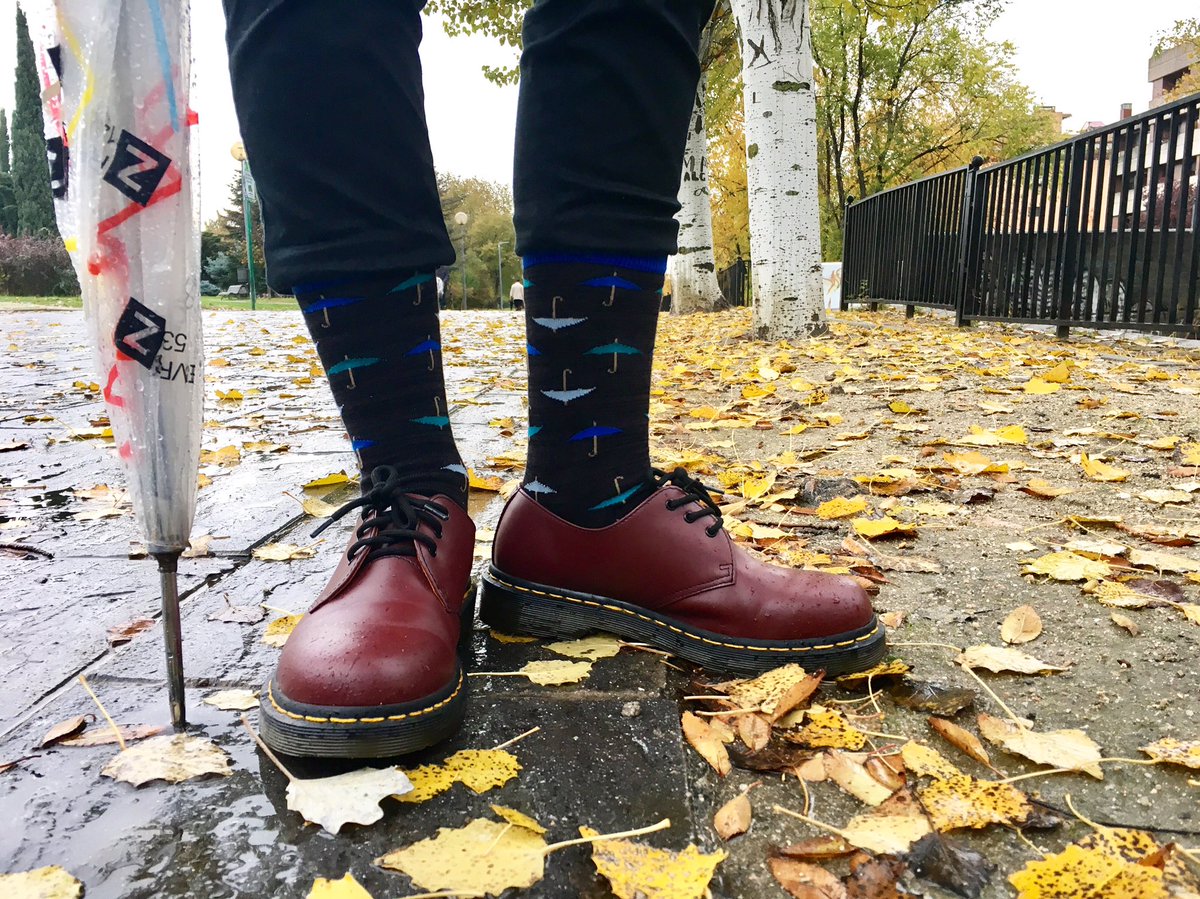 Sailorsocks's tweet photo. 🍂Just a typical 🍁autumn day, enjoying the 💦rainy weather with my umbrella socks😂 from 👉@Pussyfootsocks 🌂☔️😎👣💥 https://t.co/w5g3EpLVRa