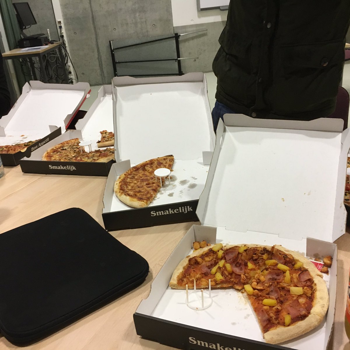 StudentLiftOff's tweet image. Pizzameeting van vorige week. We ❤️our job! ❤️🍕❤️🍕❤️🍕