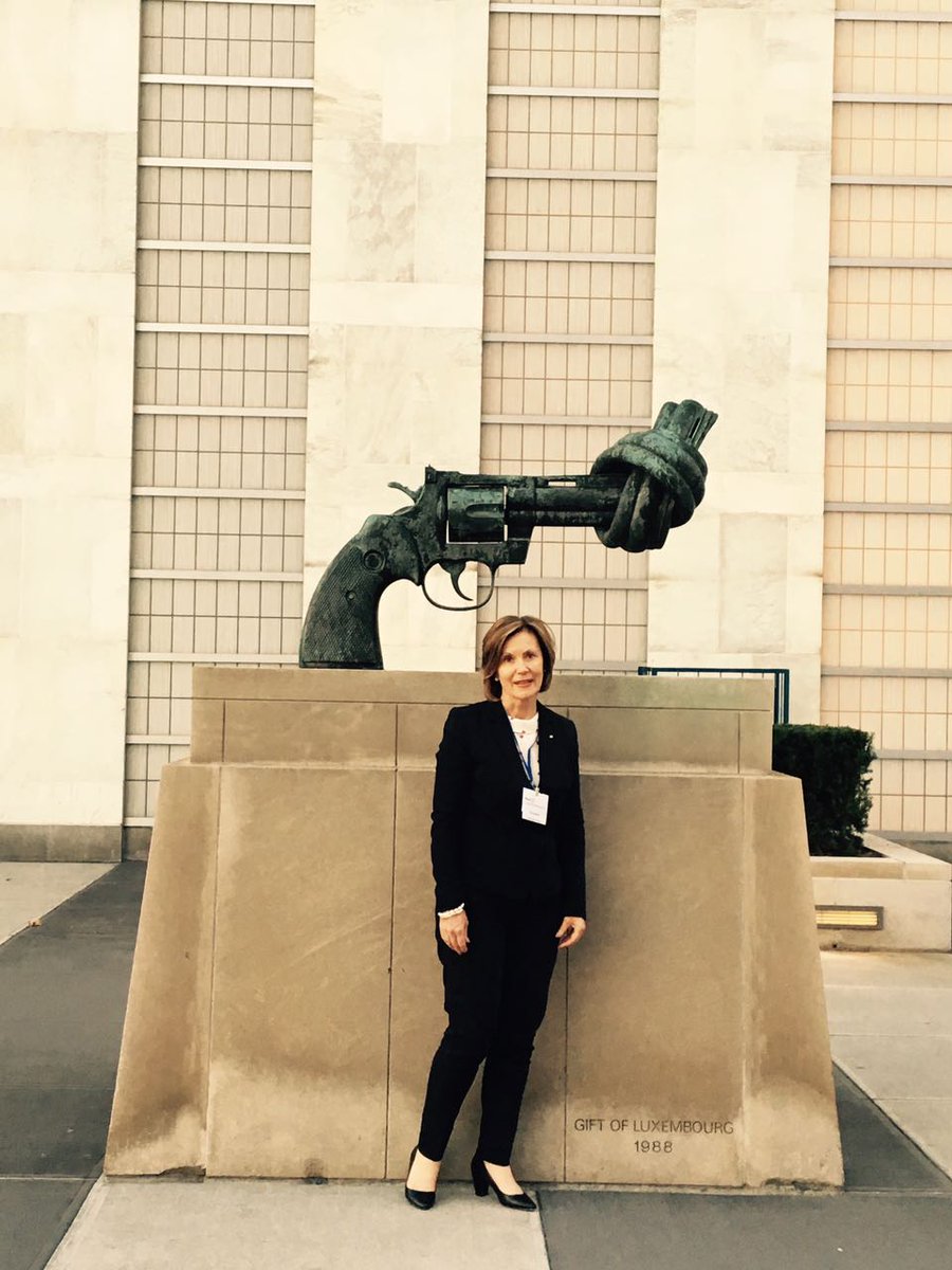 annemarie5711's tweet photo. @SesegoCaresZA A Tribute to NON-VIOLENCE @annemarie5711 #RIUNDAY
The knotted gun honor John Lennon, his vision of a world at peace. https://t.co/CQ2Ifni9Oe