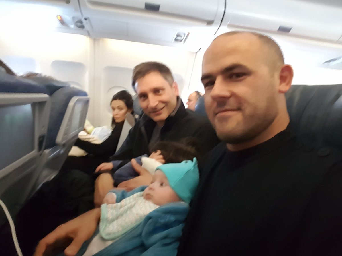 vincentlemage's tweet photo. Au couple sympa sur #AC833 avec les 3 bébés. Désolé qu'ils m'ont mis en business pour avoir donné un coup de main. #aircanada #volmemorable https://t.co/qhL3o7OuzA