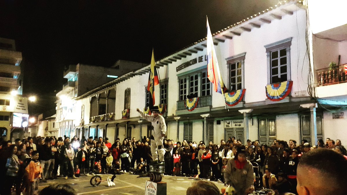 ConectadosLoja's tweet photo. Artistas de #Quito deleitaron anoche con su humor a propios y extraños en el parque central de #Loja con el #MundoCirco 
#ElArteViveEnLoja https://t.co/NcHmQODfBw