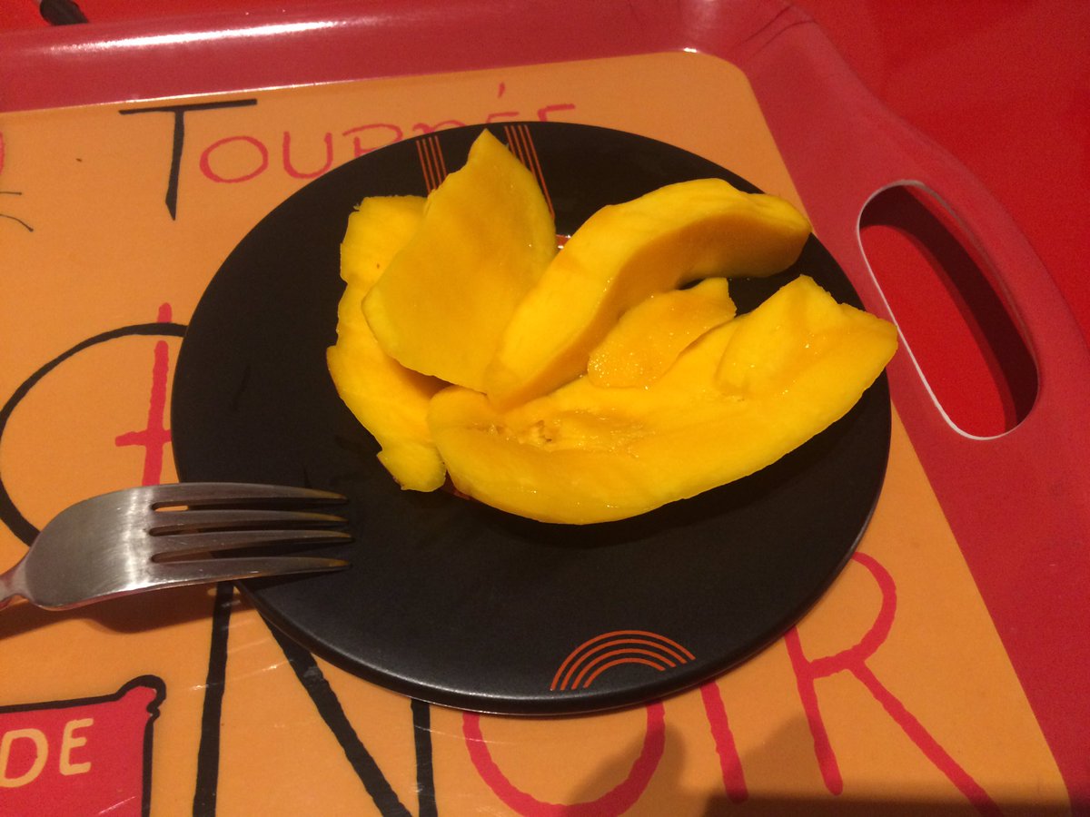 Decreciendo's tweet photo. Aquí, comiéndome un mango de la #CostaTropical #Andalucía y descubriendo a qué sabe un mango. #ConsumeLocal #Km0 (casi) https://t.co/dPEiTSfUm2
