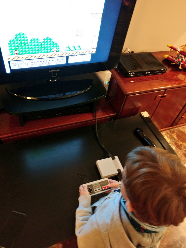 mcantabella's tweet photo. Mi primera consola #NintendoMiniNes 👣 https://t.co/CHk8QmRrxk