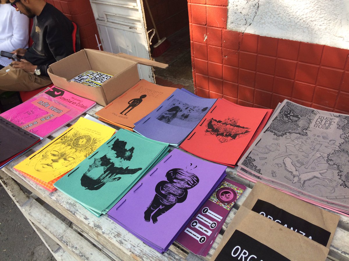 down_editor's tweet photo. LIBROS &amp; C0SITAS TERRIBLES EN BAJÍO 53 COL. ROMA SUR VENGAN ESTAMOS REGALANDO MANZANAS DE MENTIRAS !! https://t.co/hWPn38pZwv