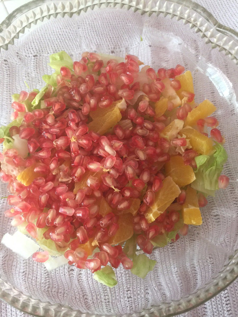 comprarnaranja's tweet photo. Ensalada de Naranja, granada, lechuga y cebolla con un AOVE,vinagre y sal. Tan sencillo y tan bueno! En https://t.co/I5ZyBgSjWl tu pedido https://t.co/pAKCCJC7Wp
