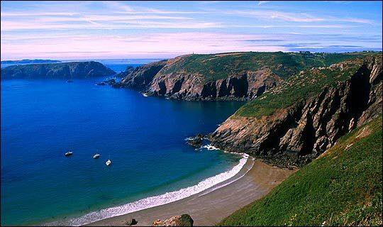 SarkApartments's tweet photo. Sark, the crown jewel of the Channel Islands, nestled in between Guernsey and Jersey, 80 miles south of England. Come and soak up the beauty https://t.co/zLNnIFlfFH