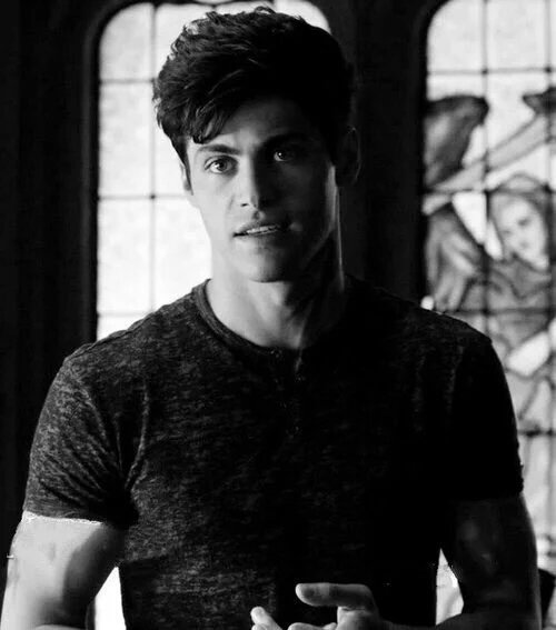 DcmnDaddario's tweet photo. He is so cute. #TylerYoung

He could be a young Matthew Daddario. https://t.co/aLZHLwQQdJ