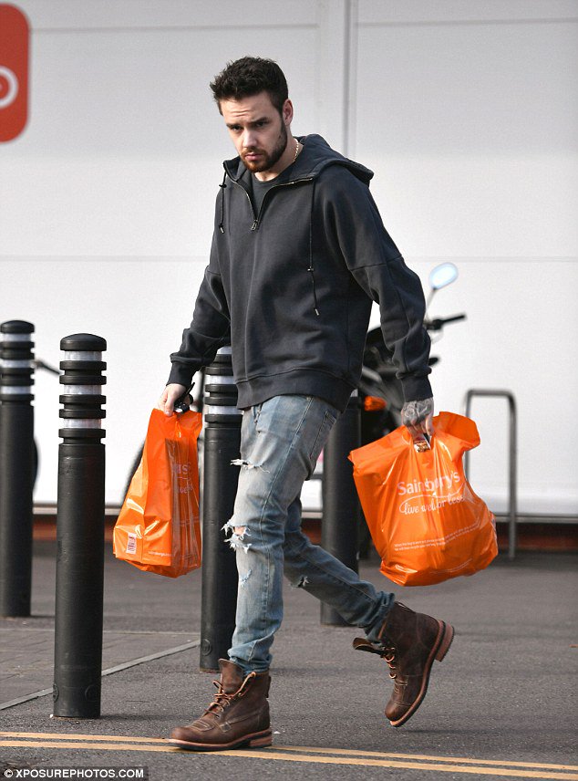 moonlightljps's tweet photo. simplemente está caminando con bolsas y se mira tan bien https://t.co/6NSDCy9GGw