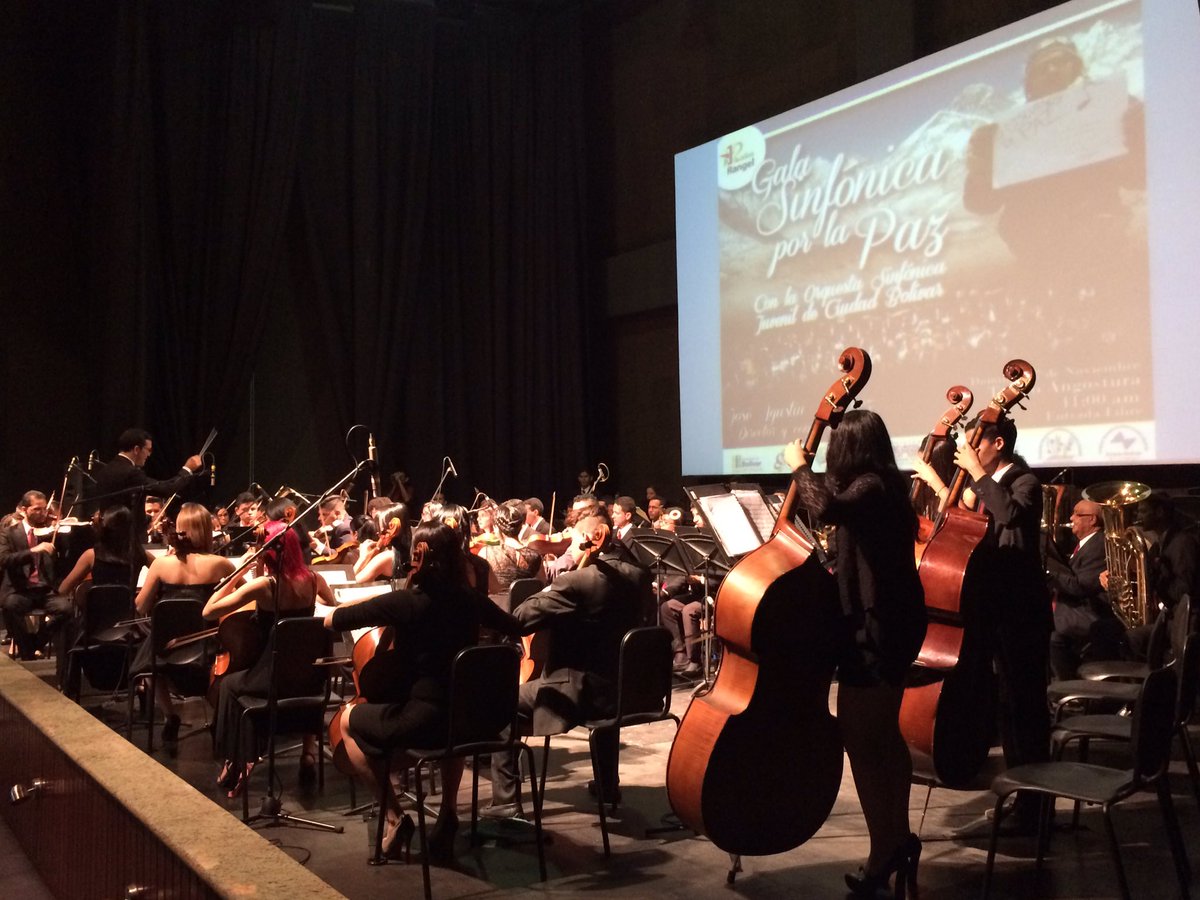 #ahora "Salsa en tiempos de guerra" dirige <a href="/JASCompositor/">JAS</a> #teatroangostura #OSJCBL <a href="/elsistema/">El Sistema</a>