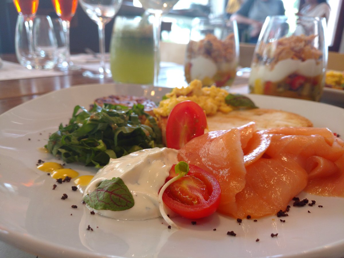 danidini's tweet photo. Hoy #Bocacalle brunchea en @Bacan_ar con #BodegasEtchart : huevos estrellados, salmón ahumado, papas rosti, triffle y Torrontes. https://t.co/WyZNl421NY