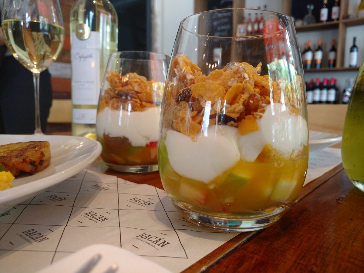 danidini's tweet photo. Hoy #Bocacalle brunchea en @Bacan_ar con #BodegasEtchart : huevos estrellados, salmón ahumado, papas rosti, triffle y Torrontes. https://t.co/WyZNl421NY