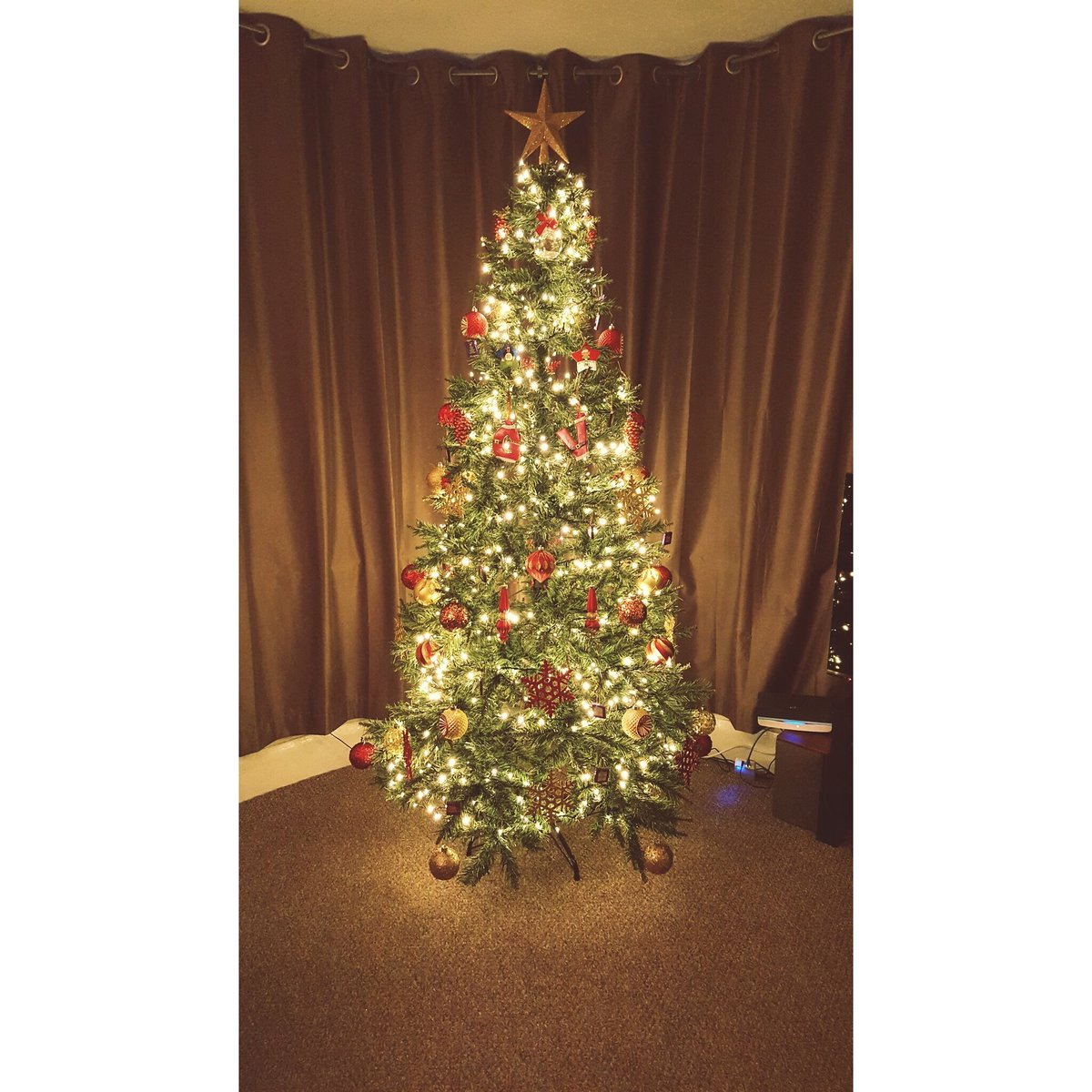 vickixashton's tweet image. It's up 🎄#christmastree #almostdecember #dontbeagrinch