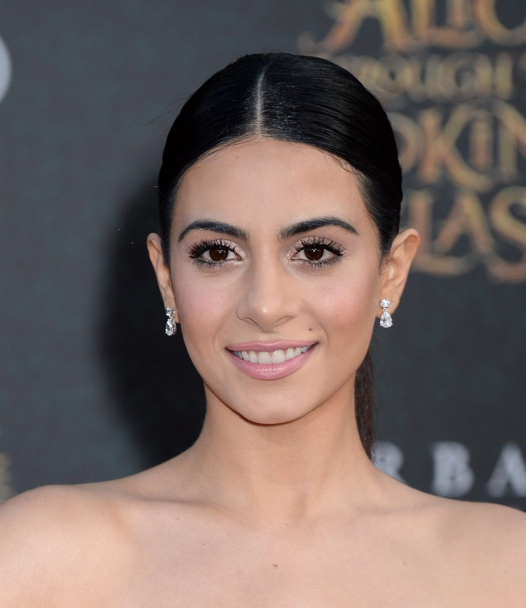 emeraudeupdate's tweet photo. Old/ Emeraude Toubia at Alice Through the Looking Glass Premiere in Hollywood, May 23, 2016 https://t.co/XMuTbqhGVD