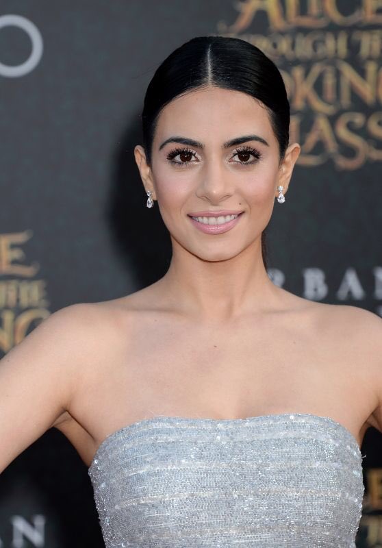 emeraudeupdate's tweet photo. Old/ Emeraude Toubia at Alice Through the Looking Glass Premiere in Hollywood, May 23, 2016 https://t.co/XMuTbqhGVD