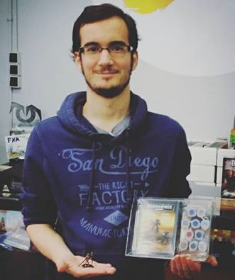 MidgarGames's tweet photo. ¡Y aquí está el ganador del concurso de pintura rápida con su premio! ¡Enhorabuena, Alex! https://t.co/WKvuZyipaE