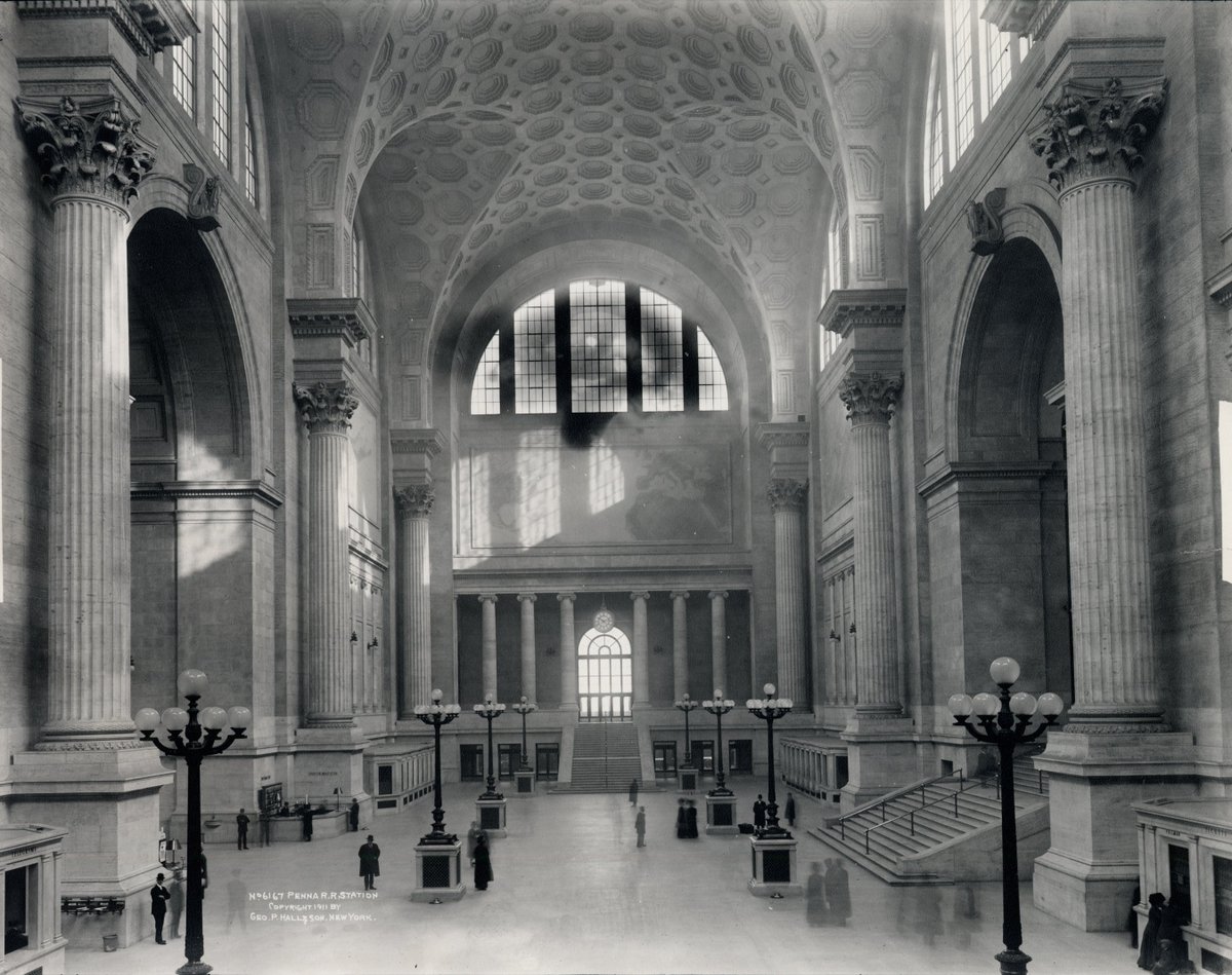 NYHistory's tweet photo. #OTD in 1910 the original Penn Station opened. Inspired by Rome’s Baths of Caracalla, the entrance was NYC's largest indoor space #nyhistory https://t.co/9xZcLkDIGZ