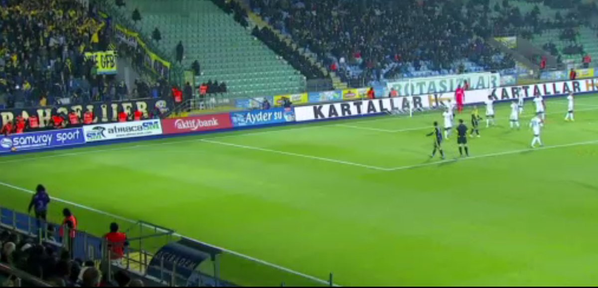 Fener Sports (@fenersportscom) on Twitter photo Kartal yazısına dayanamayan <a href="/19Sow/">Moussa Sow Officiel</a> 😉 Kartal yazısına dayanamayan <a href="/19Sow/">Moussa Sow Officiel</a> 😉