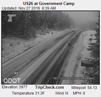 ORStatePolice's tweet photo. #winterdriving conditions in OR mountain passes. Expect heavy traffic last day of #thanksgiving weekend. #knowbeforeyougo #gottraction? https://t.co/KAZhKKxSMs