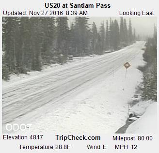 ORStatePolice's tweet photo. #winterdriving conditions in OR mountain passes. Expect heavy traffic last day of #thanksgiving weekend. #knowbeforeyougo #gottraction? https://t.co/KAZhKKxSMs