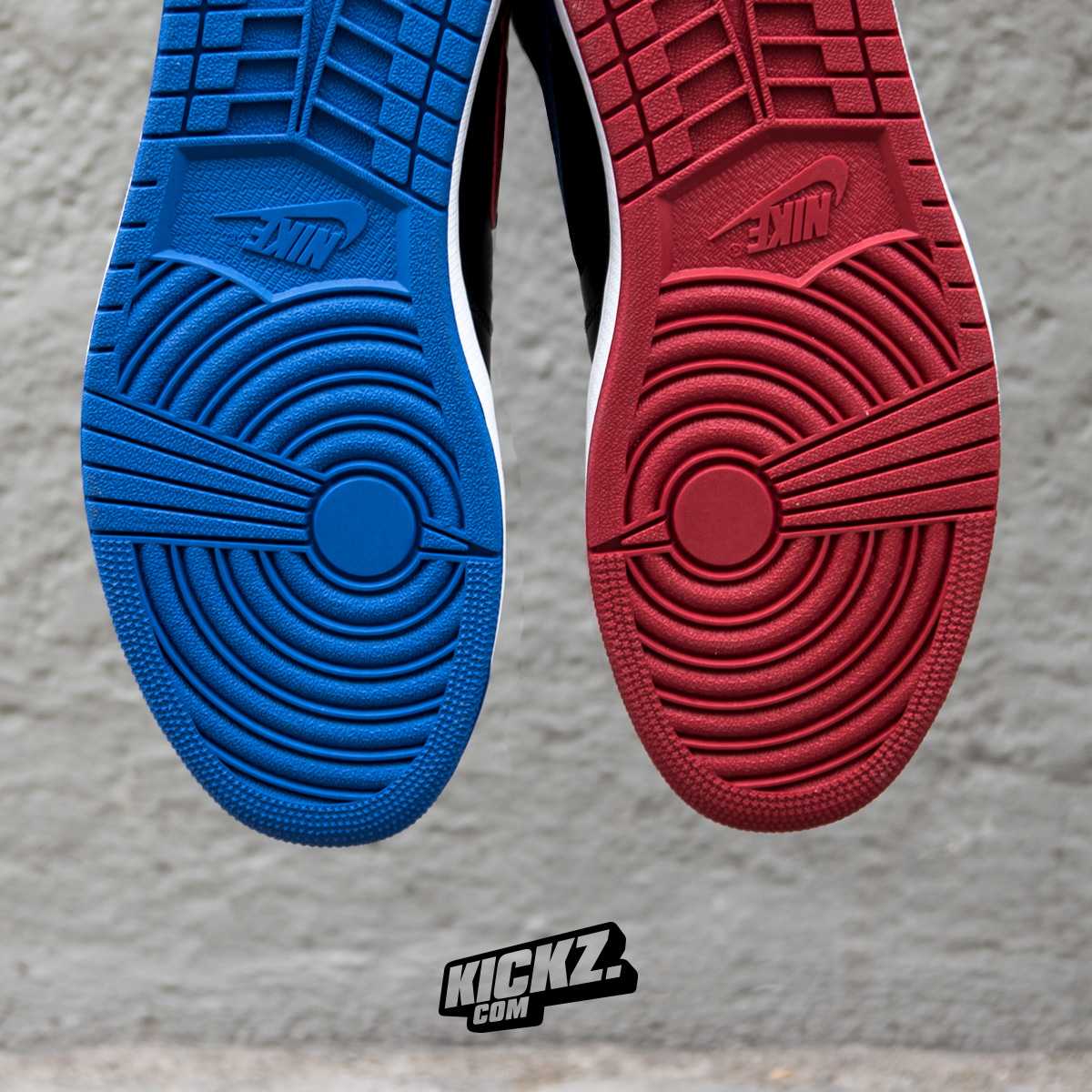 kickz's tweet photo. โช๏ธ๐ด๐ต Air Jordan 1 Retro High OG Top3 ๐ต๐ดโช๏ธ
Jordan drops another AJ1 highlight tomorrow!
Be ready:
https://t.co/gmcnUCcgaM
#KICKZcom https://t.co/yDyzfrQORR