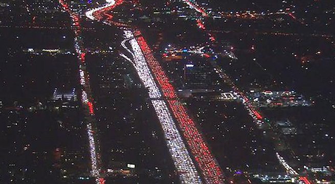Latina_pe's tweet photo. EEUU: impresionante tráfico por el Día de Acción de Gracias en Los Ángeles [#VIDEO] https://t.co/PSzrQGS8zv https://t.co/HapPo7WOTW