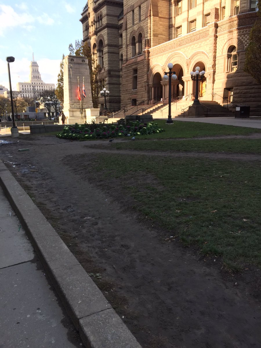 matt_a7's tweet image. Suggestion for Old City Hall. Give the people what they want: wider sidewalks, pathways &amp;amp; a usable public space. Oh! And #sitTO. #TOcore