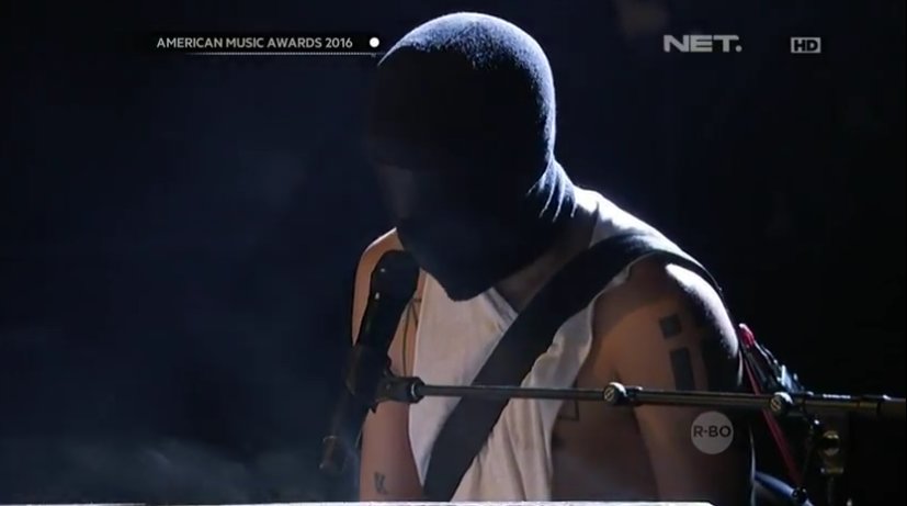 mdtvindonesia's tweet photo. Gimana2 penampilan @twentyonepilots malam ini? #AMAs2016OnNET ;D https://t.co/6aHsubIn0B
