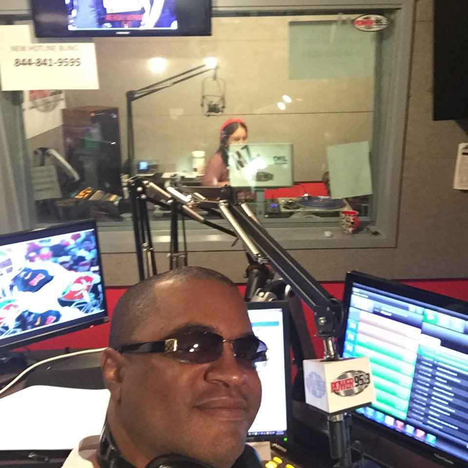 djkylelarue's tweet photo. Absolutely f*ckin lit right now. @MzMarina @djkylelarue @POWER953 #commercialfree #powermix #mixgivingweekend 😎 https://t.co/NY14P0gpmJ