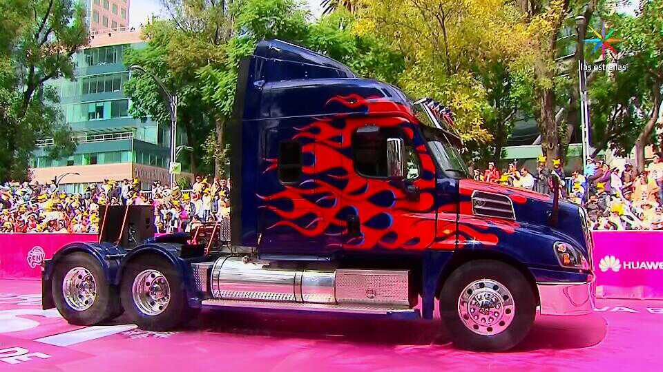 luigizs_'s tweet photo. #Transformers #BoloFest2016 #OptimusPrime #bumblebee https://t.co/LCEeguQqAr