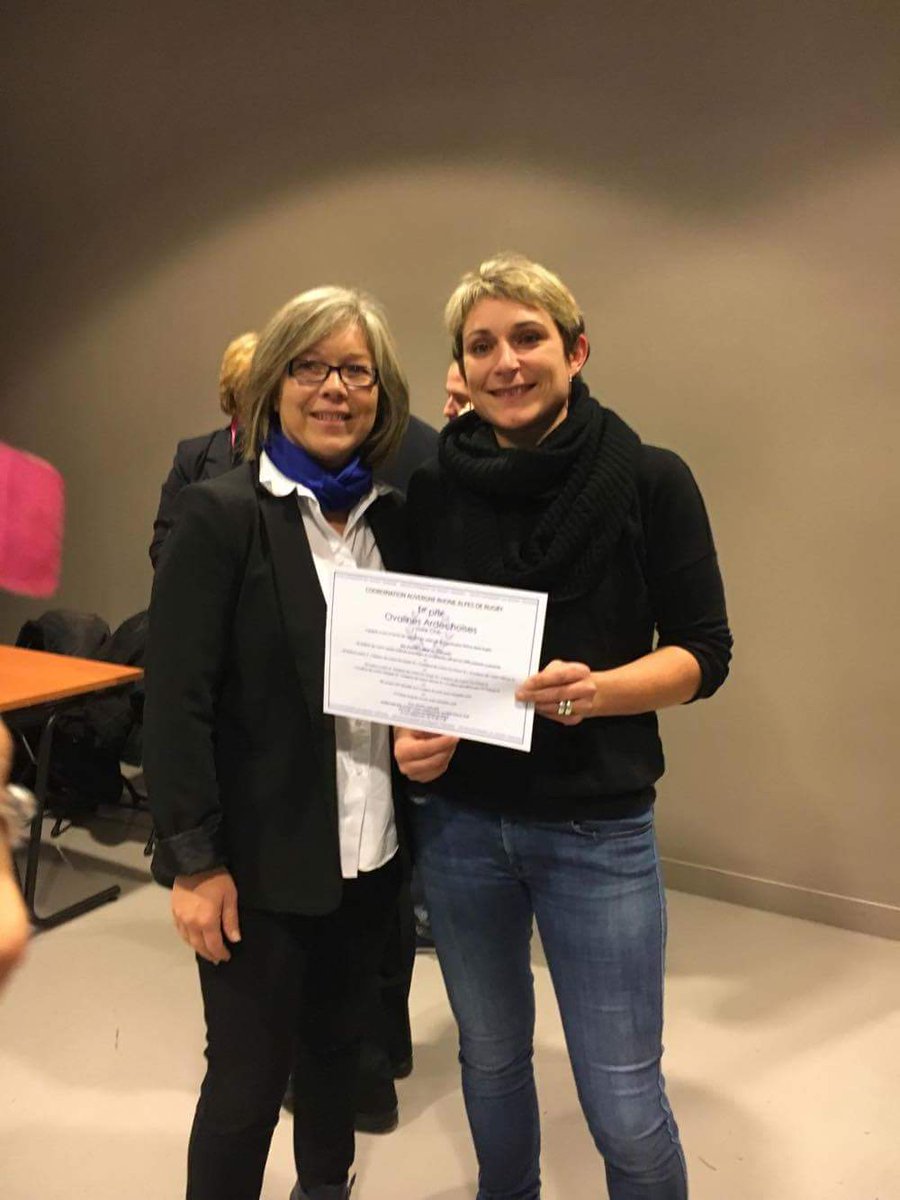 Ovalines's tweet photo. Vendredi lors du match Samoa -Canada a eux lieux la remise des prix développement du rudby féminin ! 1er prix pour les ovalines ardéchoise https://t.co/imOynwsc7C