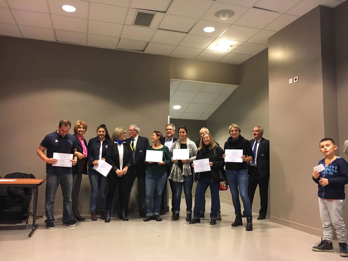 Ovalines's tweet photo. Vendredi lors du match Samoa -Canada a eux lieux la remise des prix développement du rudby féminin ! 1er prix pour les ovalines ardéchoise https://t.co/imOynwsc7C
