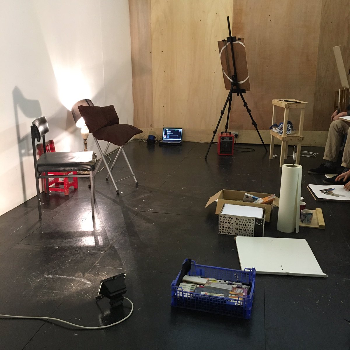 Quick make shift space for some #lifedrawing on a cold Sunday