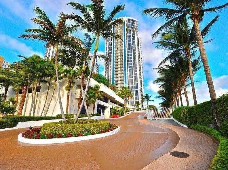 miamibroker's tweet photo. $1 Million Deal In Sunny Isles Beach Oceanfront 2/2 1/2 1,690 s/f https://t.co/0ah0QHRrks #TodaysDeal #LiveSunnyIslesBeach #CondoDeals https://t.co/4moJnEIQsJ