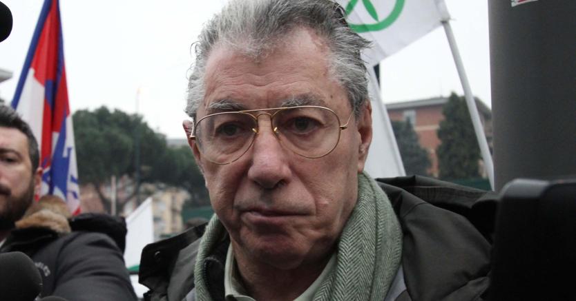 Lega, Bossi chiede congresso: «La base non vuole più Salvini» dlvr.it/MlpJ3d