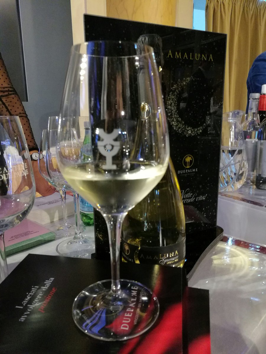 CranberryCeC's tweet photo. .@CantineDuePalme presenti al #meranoawardselectionroma .Ottimi i vini, eccellente la bollicina🍾 "AmaLuna" che io adoro🔝Monica😘 #mwf2016 https://t.co/jY9JlHfK5e