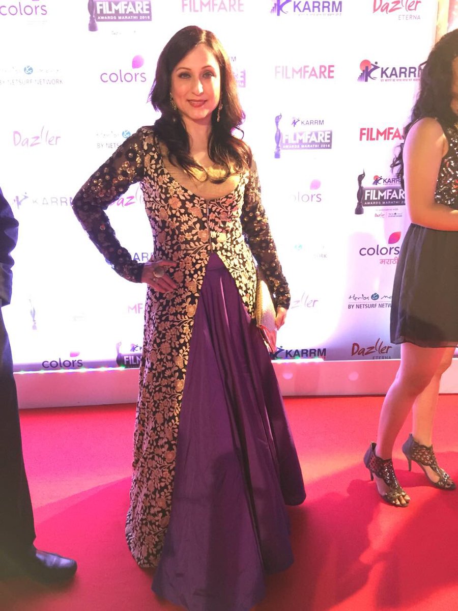 isalilsand's tweet photo. #KarrmFilmfareAwards: dressed for a #Halloweeparty, #KishoriShahane looks scary. #RedCarpet. https://t.co/WGrAEKg2R0